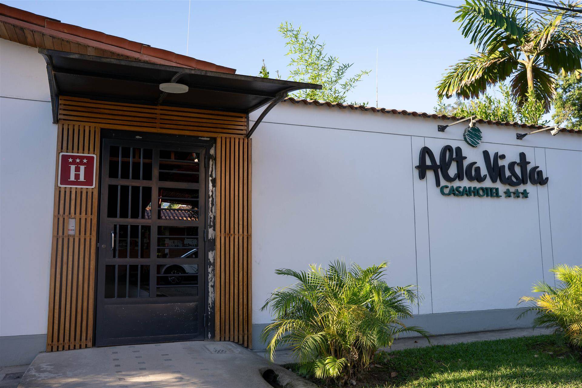 Entrada de Altavista Casahotel en Jr. Sucre 184, Moyobamba